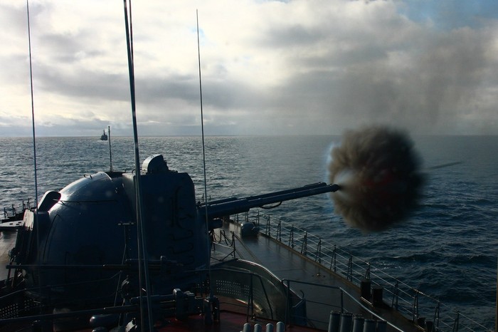 Tàu chiến của Nga bắn pháo hạm AK trong diễn tập